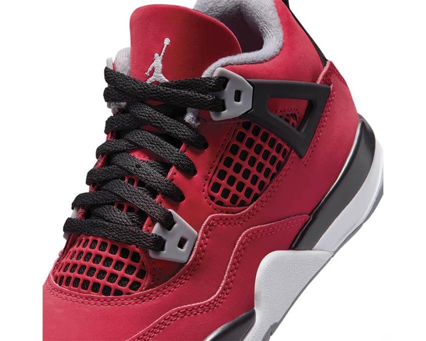 Jordan 4 Retro PS Toro Bravo vue latérale — cuir rouge Cement Grey Jordan 4 enfant