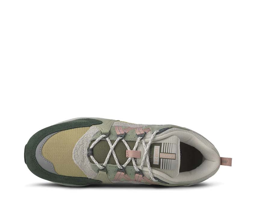 Karhu Fusion 2.0 Darkest Spruce Cameo Rose détail — logo Karhu