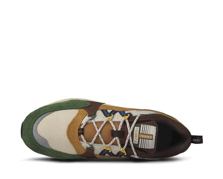 Karhu Fusion 2.0 Douglas Fir detalle — logo Karhu