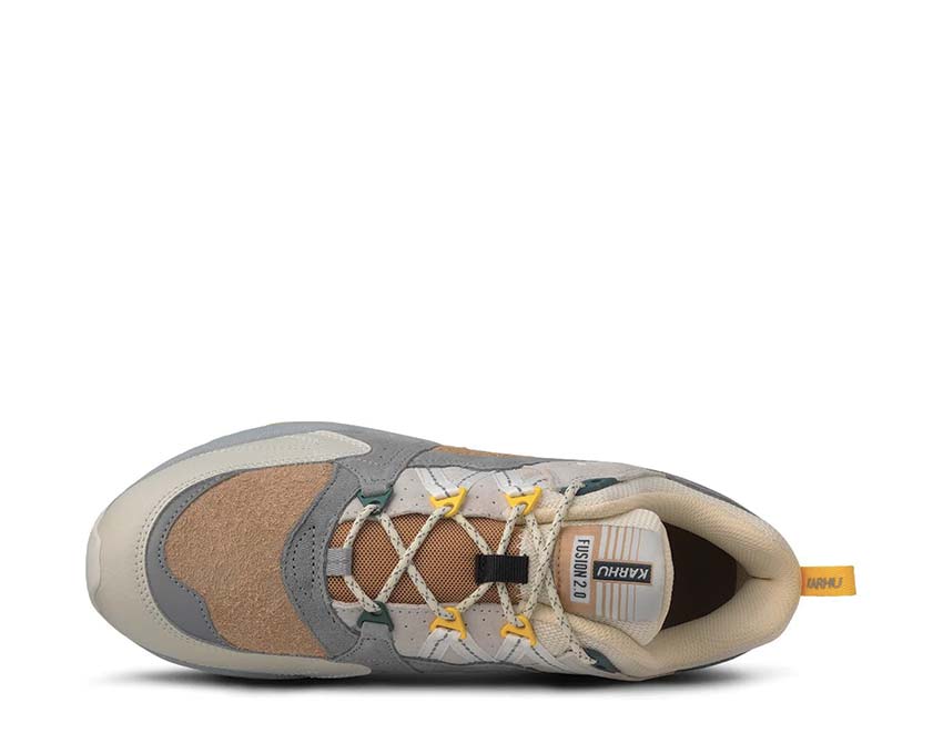 Karhu Fusion 2.0 Limestone Bright White Detail — Karhu Bär-Logo gestickt