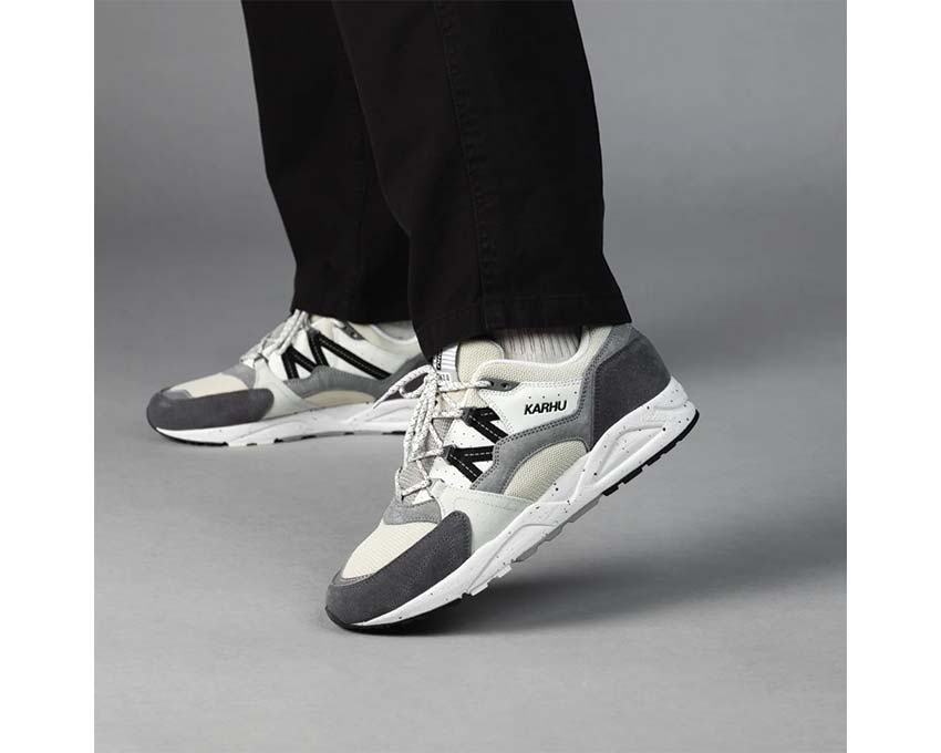 Karhu Fusion 2.0 Jet Black vista lateral — corte cuero y malla negra premium