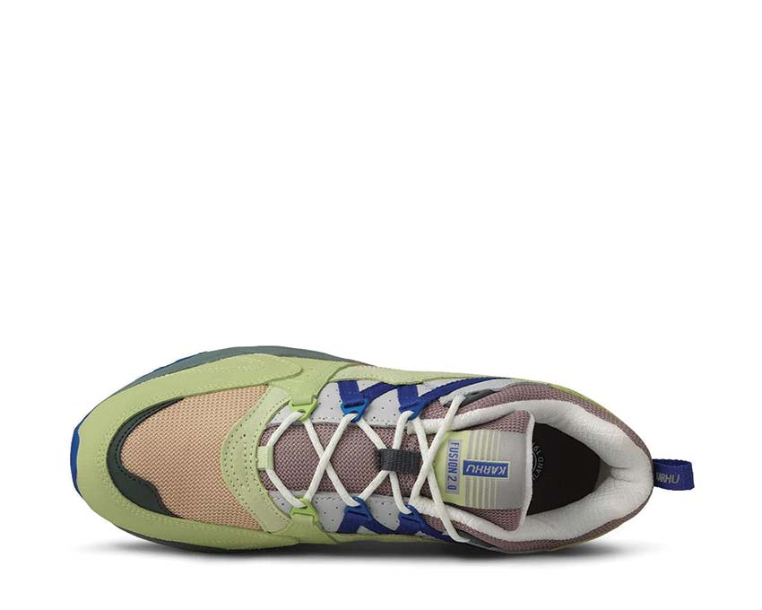 Karhu Fusion 2.0 Shadow Lime/Amparo Blue detalle — acento Amparo Blue contrastado