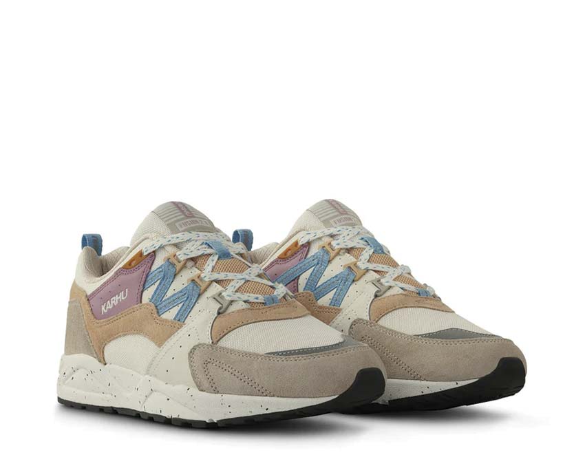 Karhu Fusion 2.0 Silver Lining Milky Blue vista lateral — malla plateada y azul lechoso