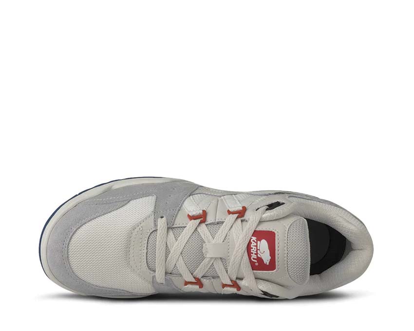 Karhu Fusion XT Dawn Blue Blanc de Blanc detalle — logo Karhu