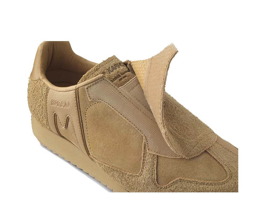 Karhu Mestari Slip-On Tobacco Seitenansicht — Mesh-Obermaterial Slip-On