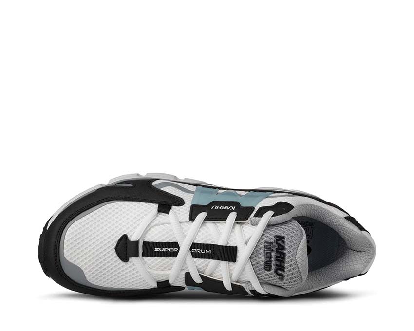 Karhu Super Fulcrum Black Sterling Blue détail — logo ours Karhu bicolore noir et bleu