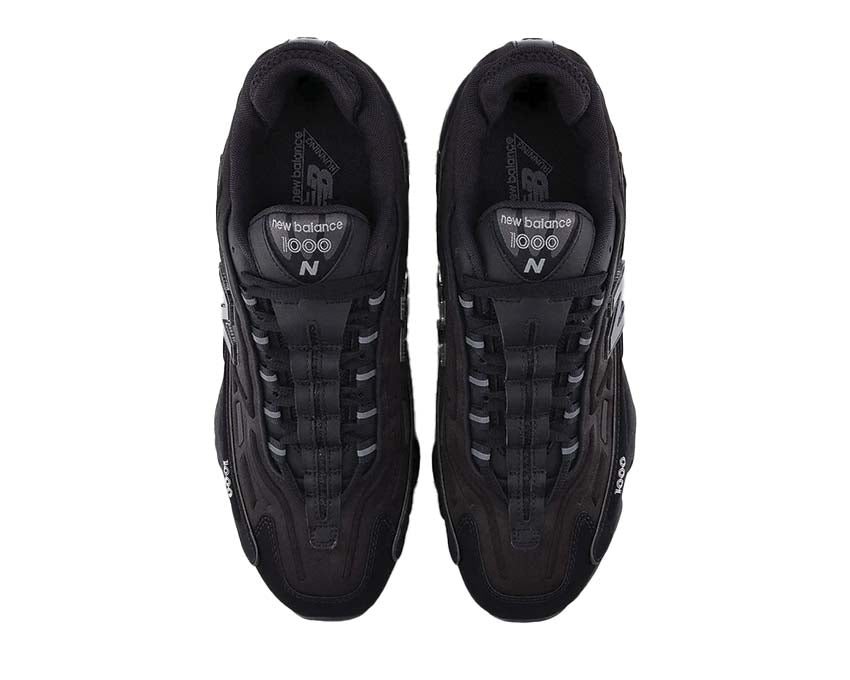 New Balance 1000D Black Cat détail — tige en daim et mesh