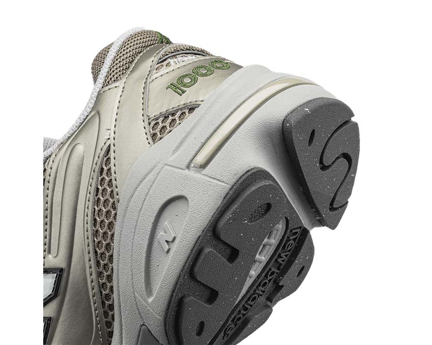 New Balance 1000 Arid Stone/Light Silver/Dark Alpine Green vue latérale — tige cuir et daim structuré