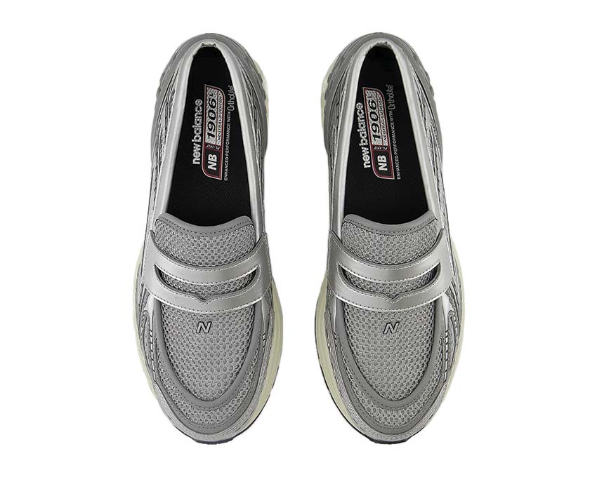 New Balance 1906L Loafer Silver détail — cuir verni argenté et logo N métal