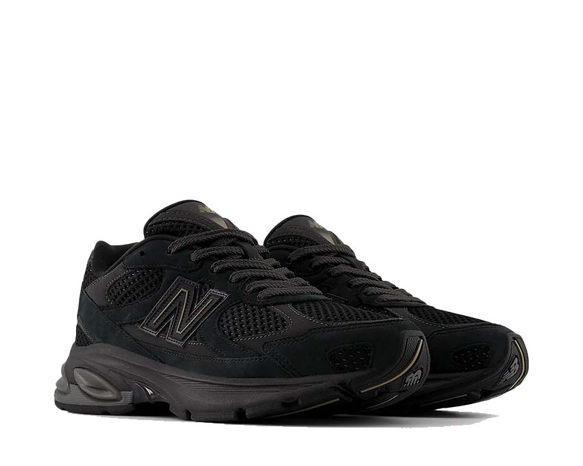 New Balance 2010 Black Cement vue latérale — finition ciment