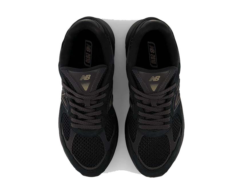 New Balance 2010 Black Cement détail — mesh et overlays noirs