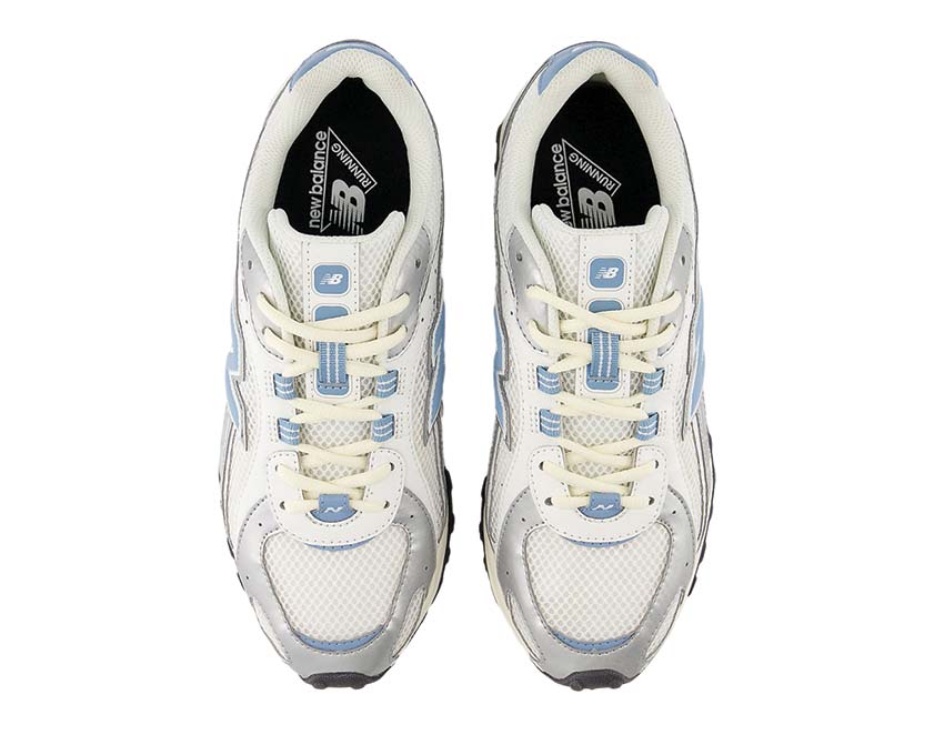 New Balance 204L Silver Metallic détail — logo N brodé argenté sur tige métallisée