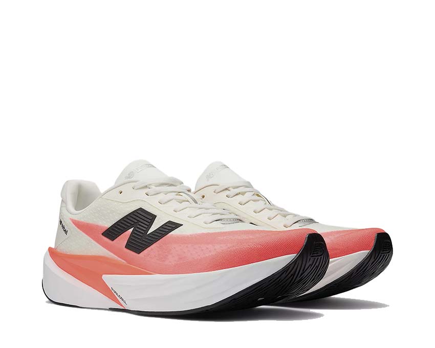 New Balance FuelCell Rebel v5 Urgent Red vista laterale — tomaia mesh rosso acceso reattiva