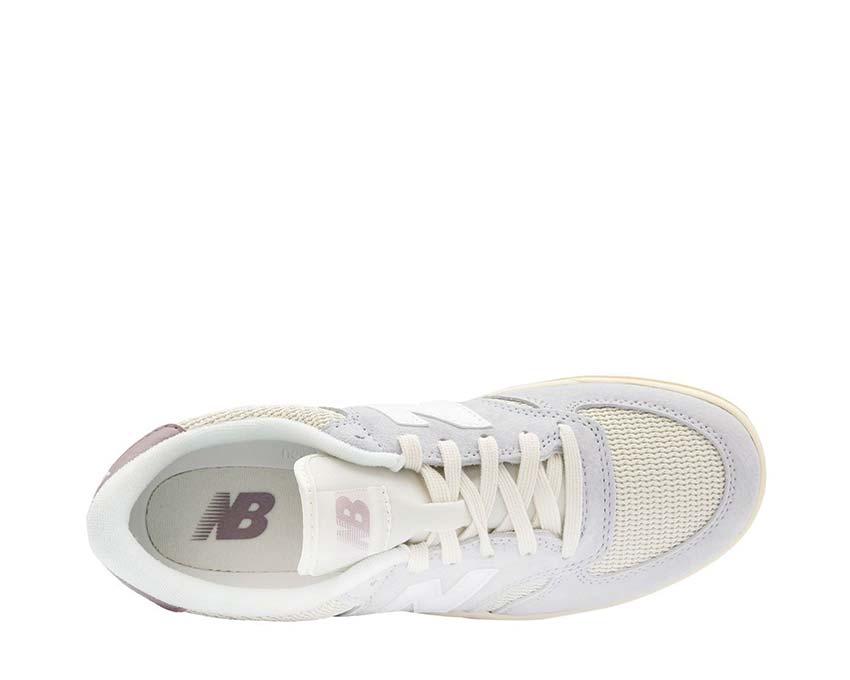 New Balance T500 Pearl Grey/Linen/Ice Wine vue latérale — tige en cuir et mesh respirant