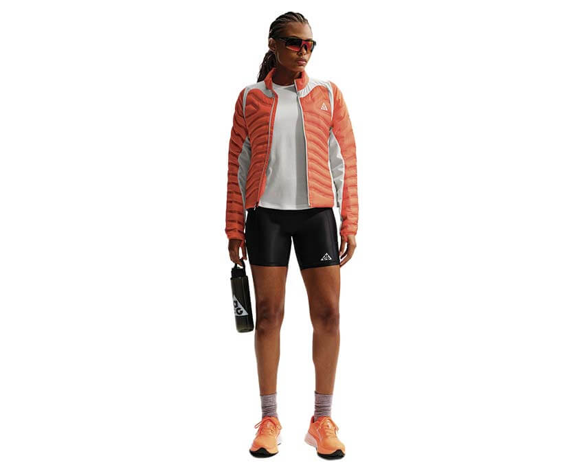 Nike ACG Lava Loft W Safety Orange vista trasera — chaqueta outdoor mujer naranja aislada