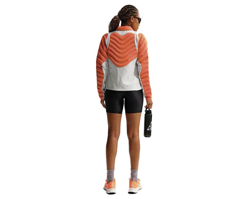 Nike ACG Lava Loft W Safety Orange detalle — relleno térmico naranja mujer outdoor