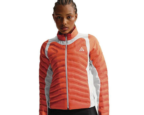 Nike ACG Lava Loft W Safety Orange — chaqueta mujer outdoor naranja aislamiento térmico