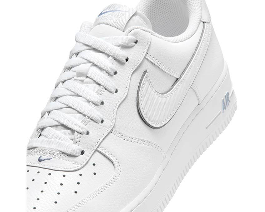 Nike Air Force 1 '07 LV8 White Metallic vue latérale — Swoosh metallic argenté