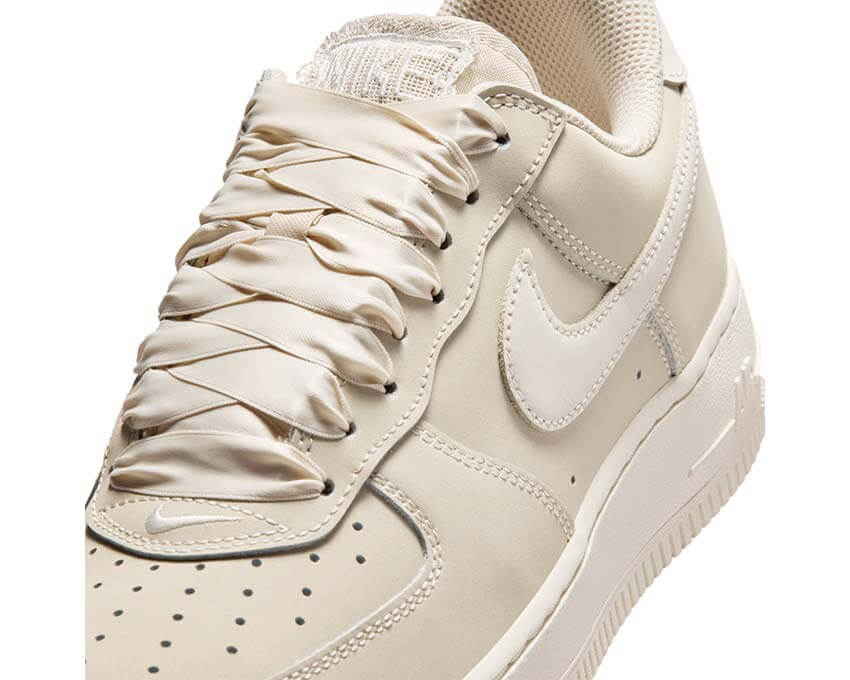 Nike Air Force 1 Retro Premium W Oatmeal vue latérale — tige cuir premium beige