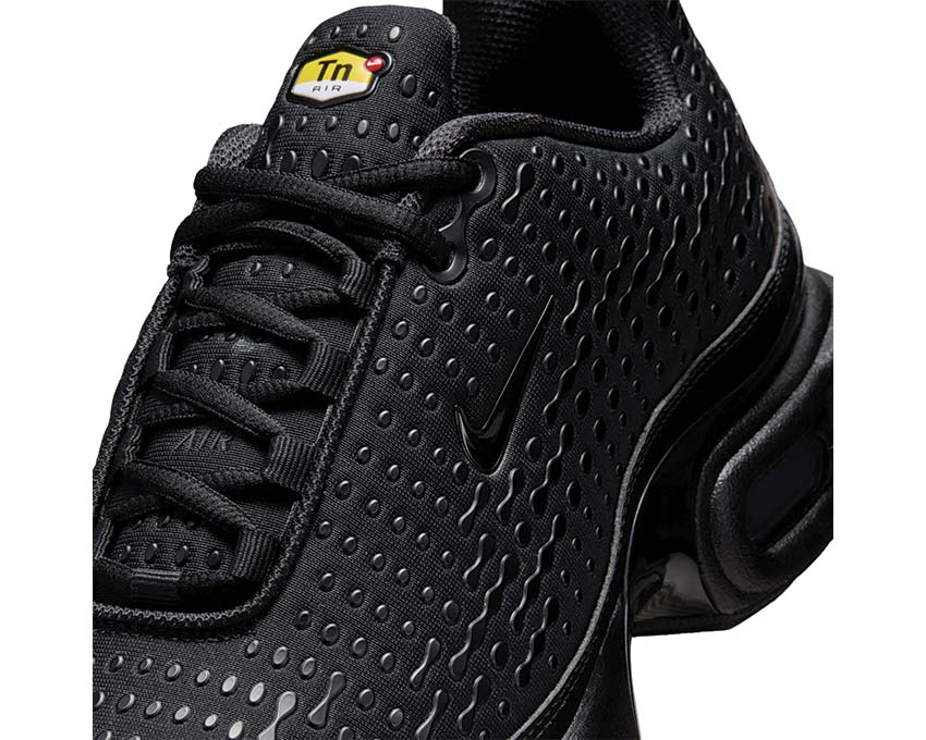 Nike Air Max Plus VII Black vue latérale — tige thermoplasmique noire