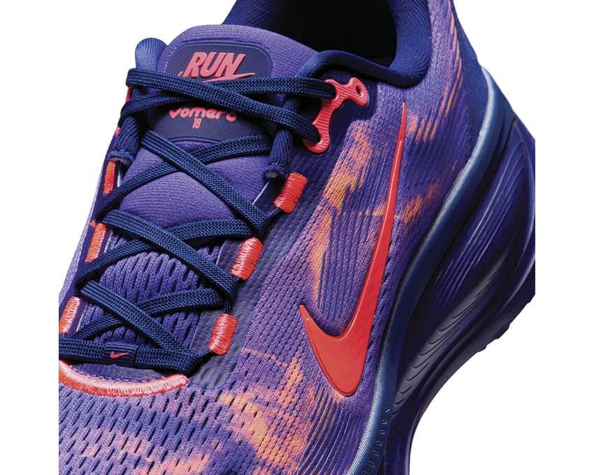 Nike Vomero 18 Indigo Burst Seitenansicht — Mesh-Oberteil blau indigo