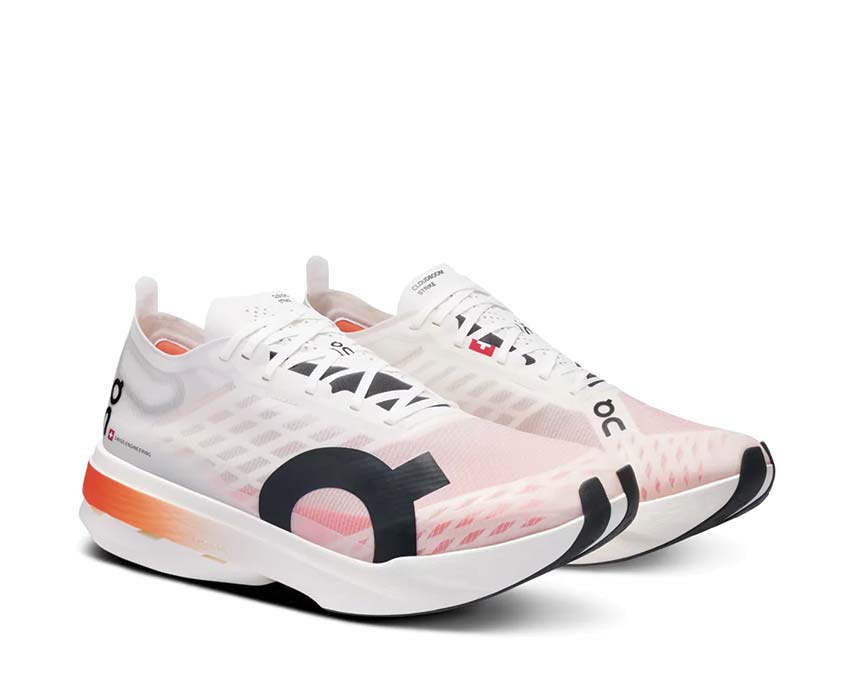 On Cloudboom Strike W Blanc vue latérale — profil racing carbone femme