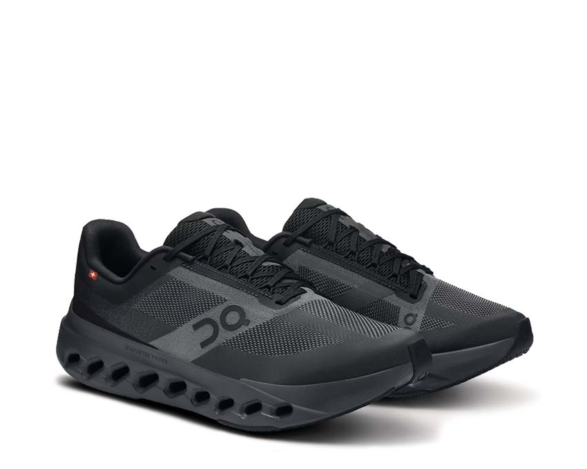 On Cloudsurfer Next Black/Eclipse Seitenansicht — flexibles Obermaterial Laufschuh