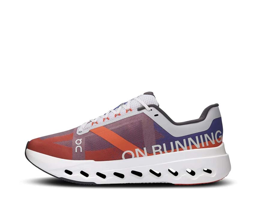On Cloudsurfer Next Indigo/Flame Seitenansicht — flexibles Obermaterial Laufschuh