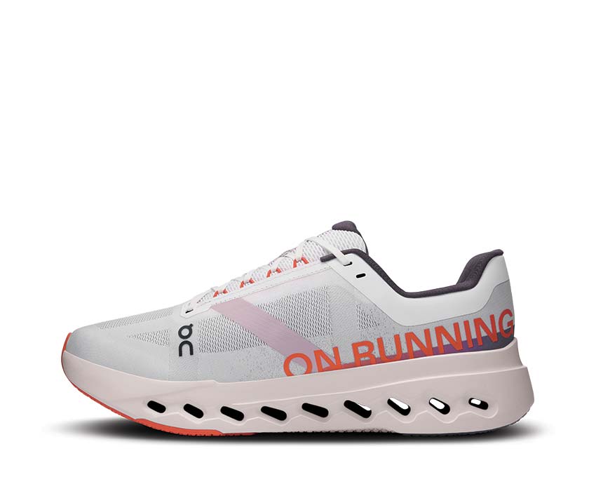 On Cloudsurfer Next White/Flame Detail — atmungsaktives Mesh Herren-Laufschuh