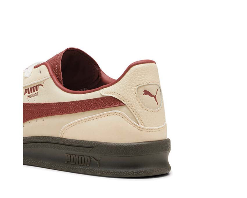 Puma Indoor Players Lane Creamy Vanilla Intense Red detalle — logo Puma vintage