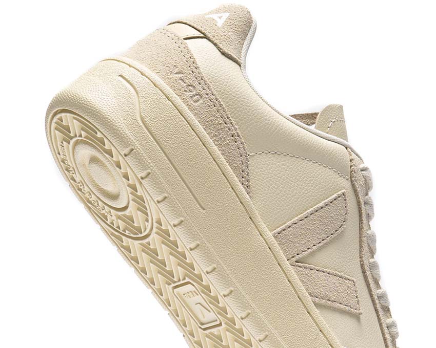 Veja V-90 O.T. Leather Cashew Oat détail — finitions coutures