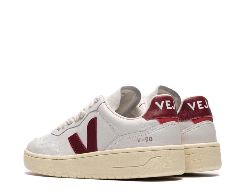 Veja V-90 O.T. Leather White Marsala dettaglio — logo V pelle