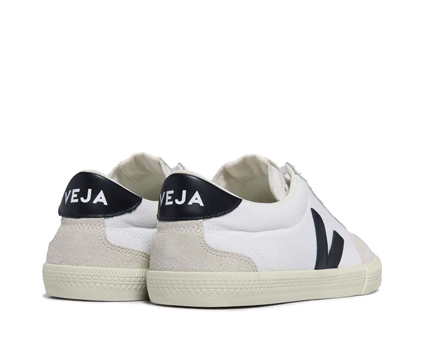 Veja Volley Canvas White Black Sohle — Naturkautschuk vulkanisiert