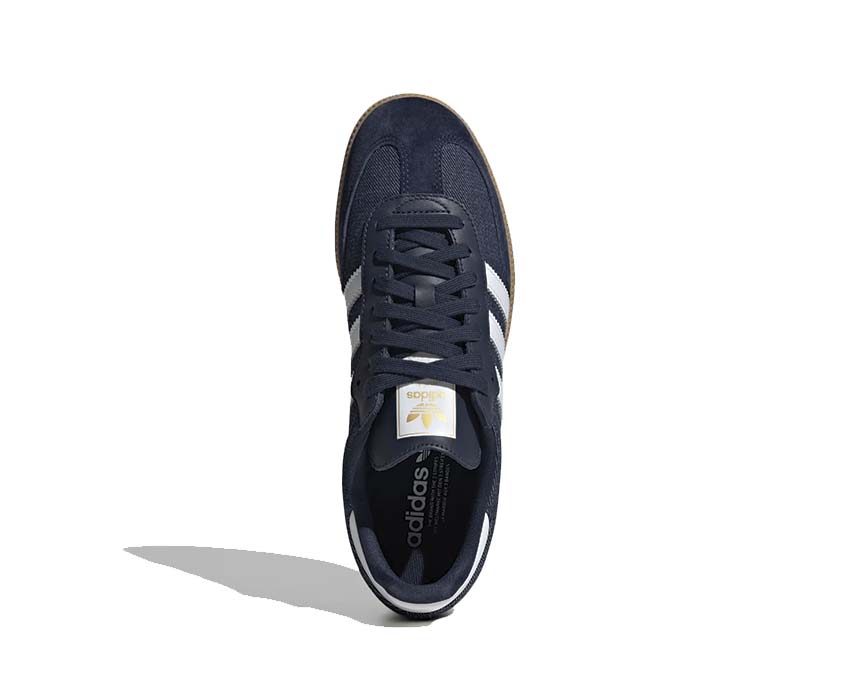 Adidas Samba OG Collegiate Navy détail — empiècement daim et languette T-toe