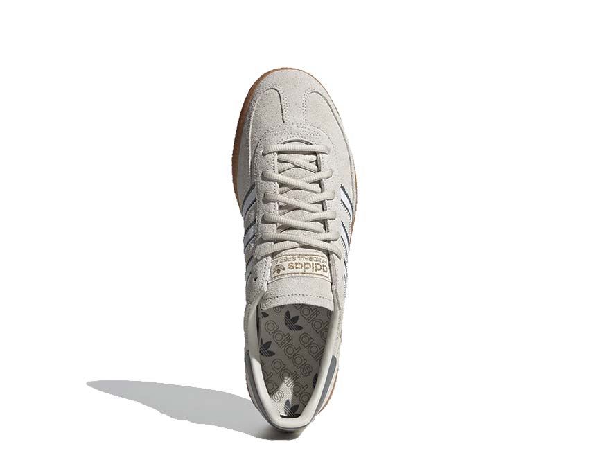 Adidas Handball Spezial Grey Three dettaglio — tomaia in scamosciato grigio con banda in velluto