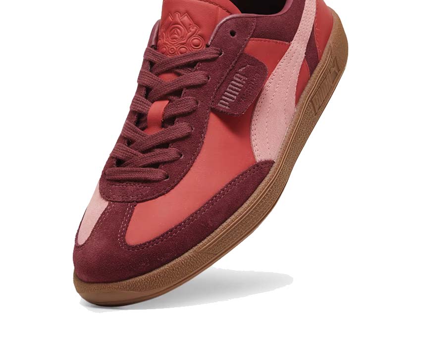 Puma Palermo Palomo Regal Red Passion Fruit Detail — gesticktes Puma Logo Pastell