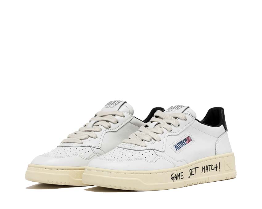 Autry Medalist Low Match White Black Sohle — dicke Krepp-Sohle