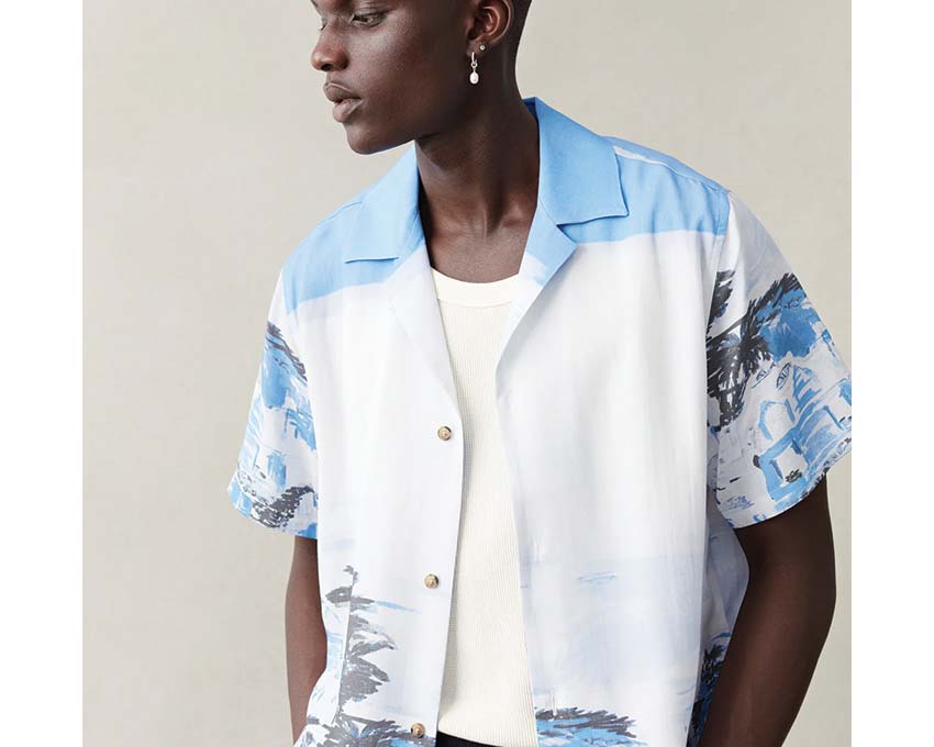 Les Deux Coastal AOP SS Shirt Washed Denim Blue Detail — offener Kragen loose
