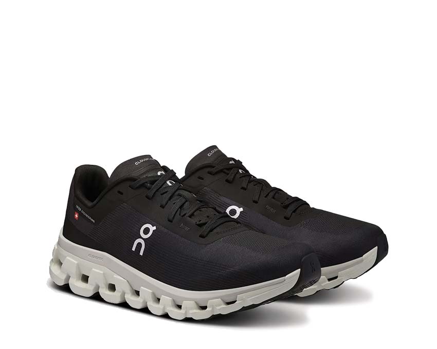 On Cloudflow 4 W Noir vue latérale — profil running rapide femme légère