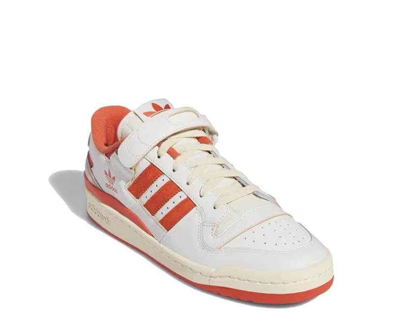 Adidas Forum 84 Low Ivory Yellow Seitenansicht — Klettverschluss und gelbe Akzente