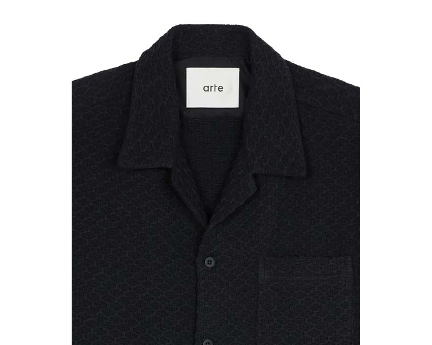 Arte Smith Shirt Black vista laterale — dettaglio colletto taglio dritto