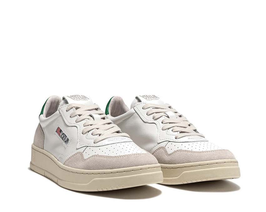 Autry Medalist Low White Amazon vue latérale — cuir blanc suède vert bicolore
