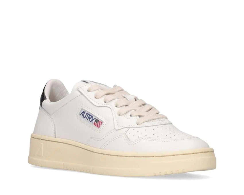 Autry Medalist Low Leat White vue latérale — cuir blanc noir Medalist Low femme