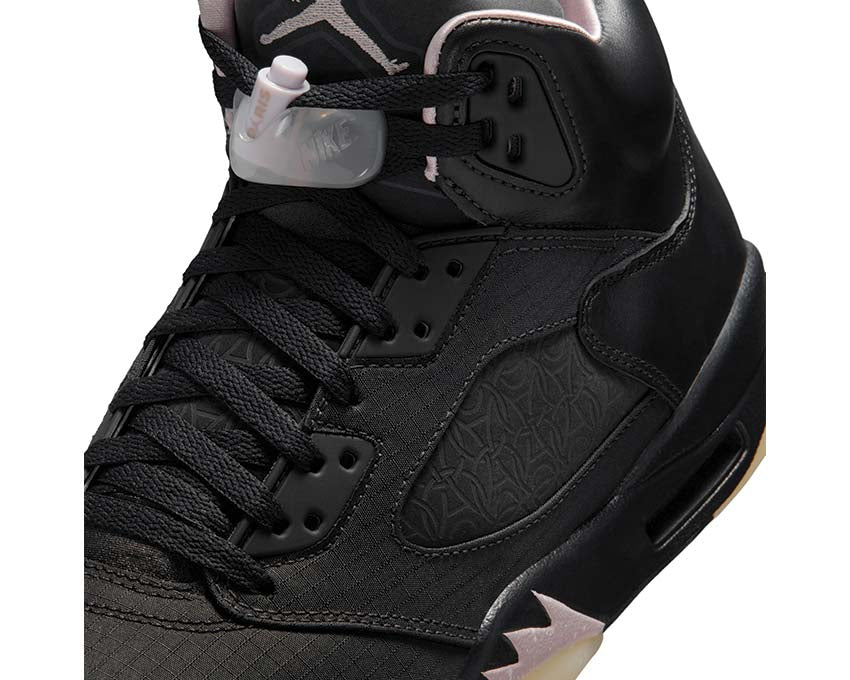 Air Jordan 5 Retro x PSG Off Noir — detalle corte cuero y textil PSG