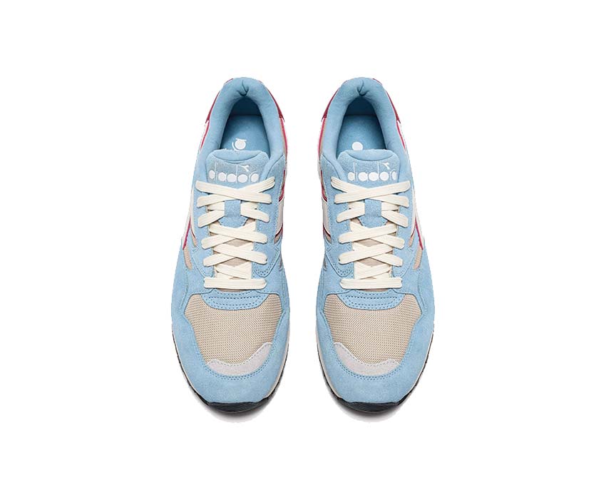 Diadora N902 Oyster Gray Dusk Blue Detail — Stickerei Logo Seite