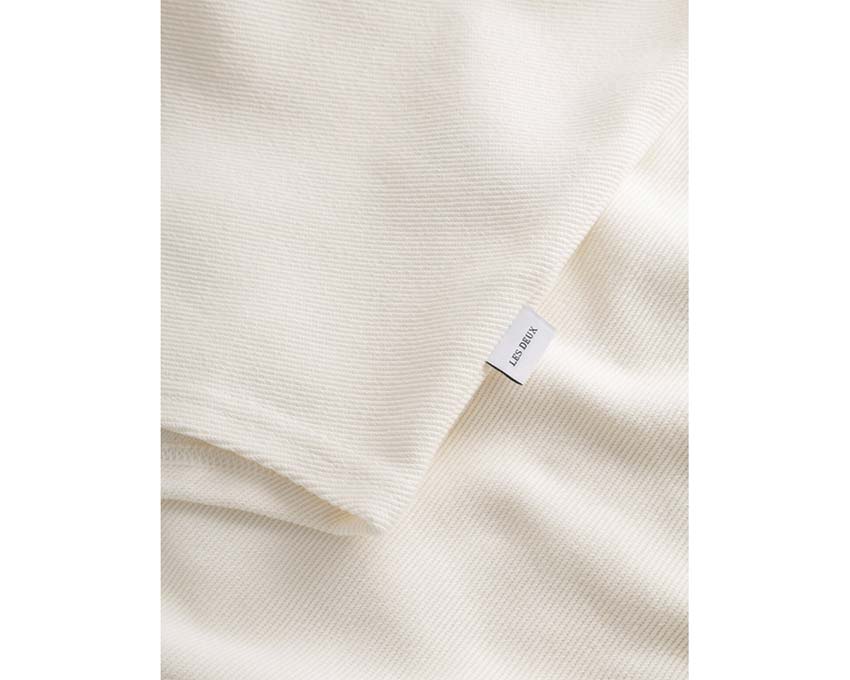 Les Deux Barry Baseball Jersey Shirt Light Ivory detail — V-neck embroidered logo