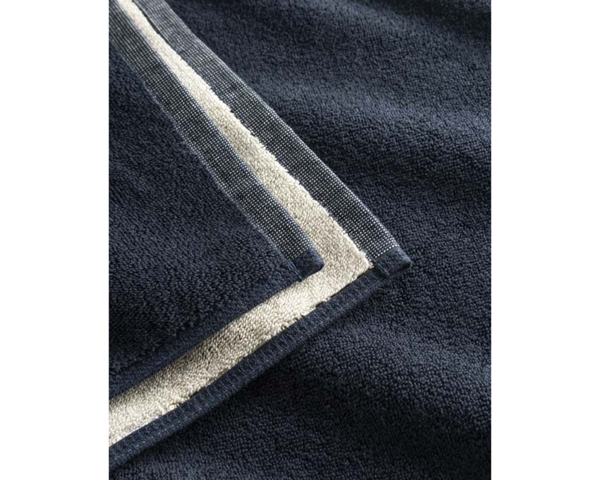 Les Deux Beach Towel Dark Navy détail — imprimé logo navy