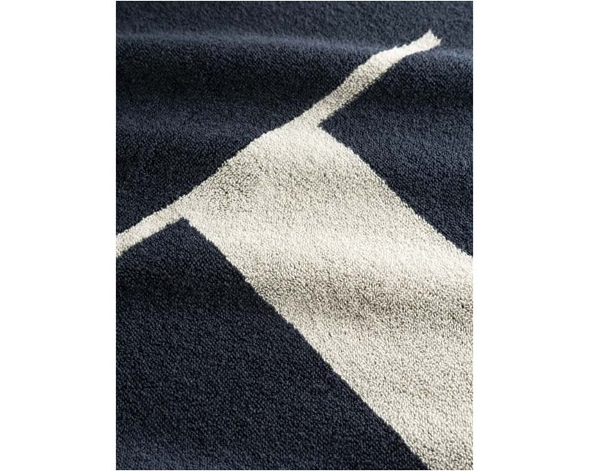 Les Deux Beach Towel Dark Navy vue — détail texture coton