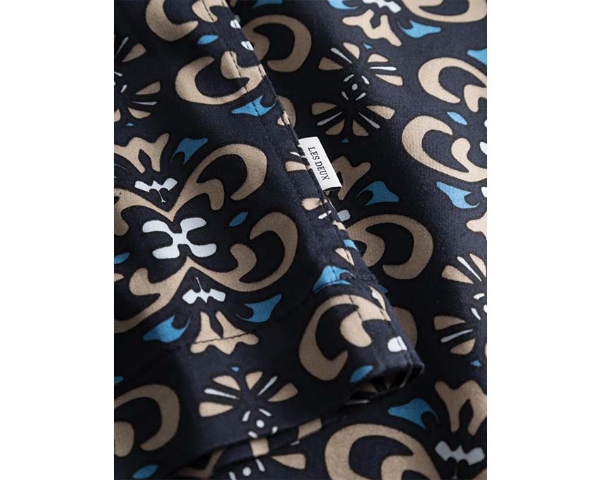 Les Deux Hendrix AOP SS Shirt Dark Navy dettaglio — stampa AOP fronte