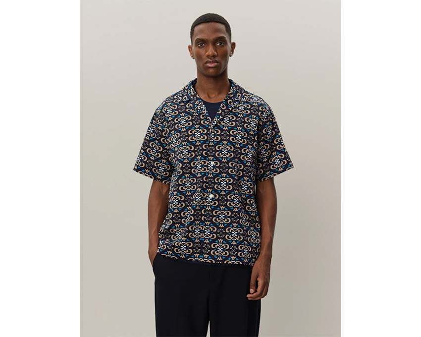 Les Deux Hendrix AOP SS Shirt Dark Navy vista laterale — motivo AOP retro